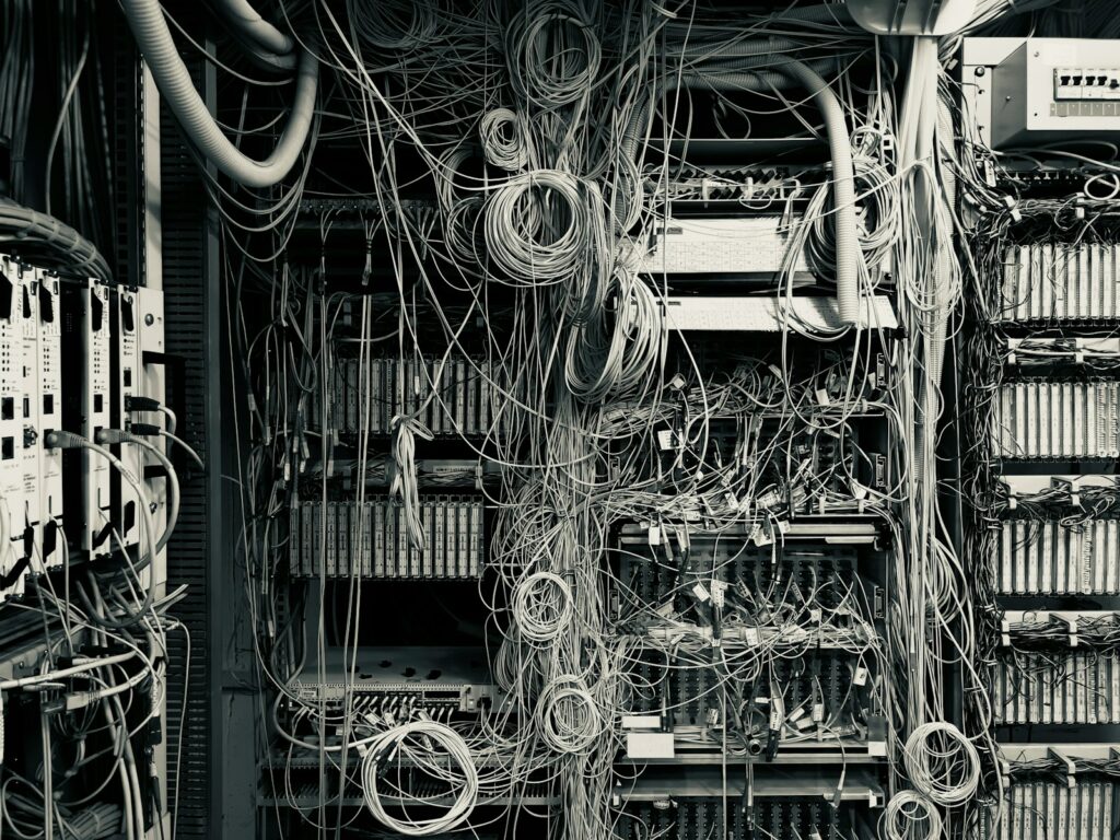 a bunch of wires and wires in a room